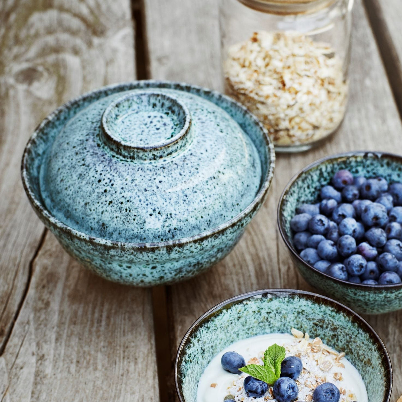 Stoneware bowl with lid