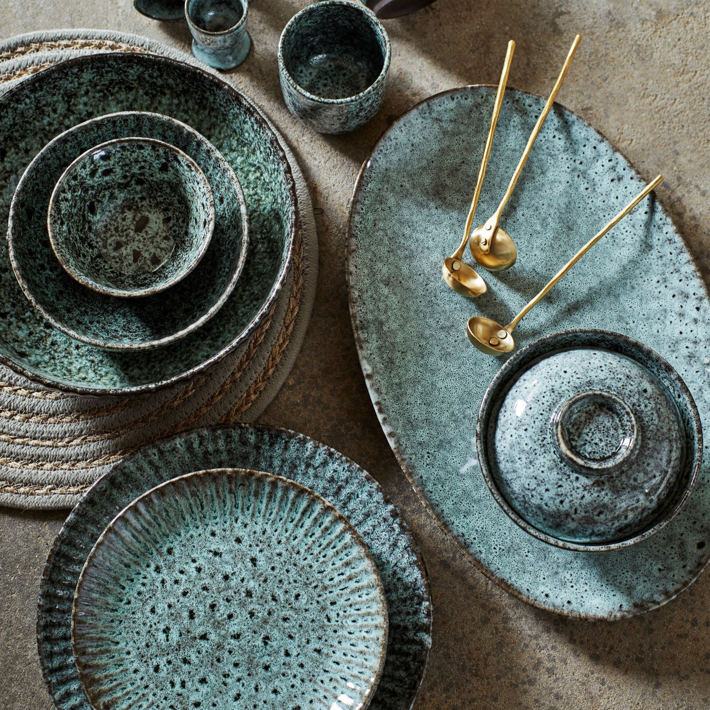 Stoneware bowl with lid