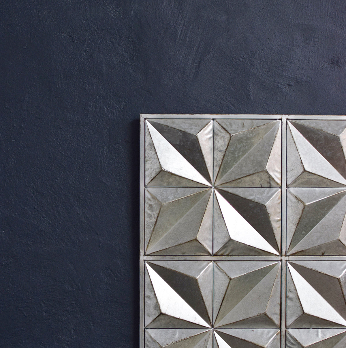 Dutch-Imports-3D-Geometric-Galvanised-Wall-Art-Silver-detail